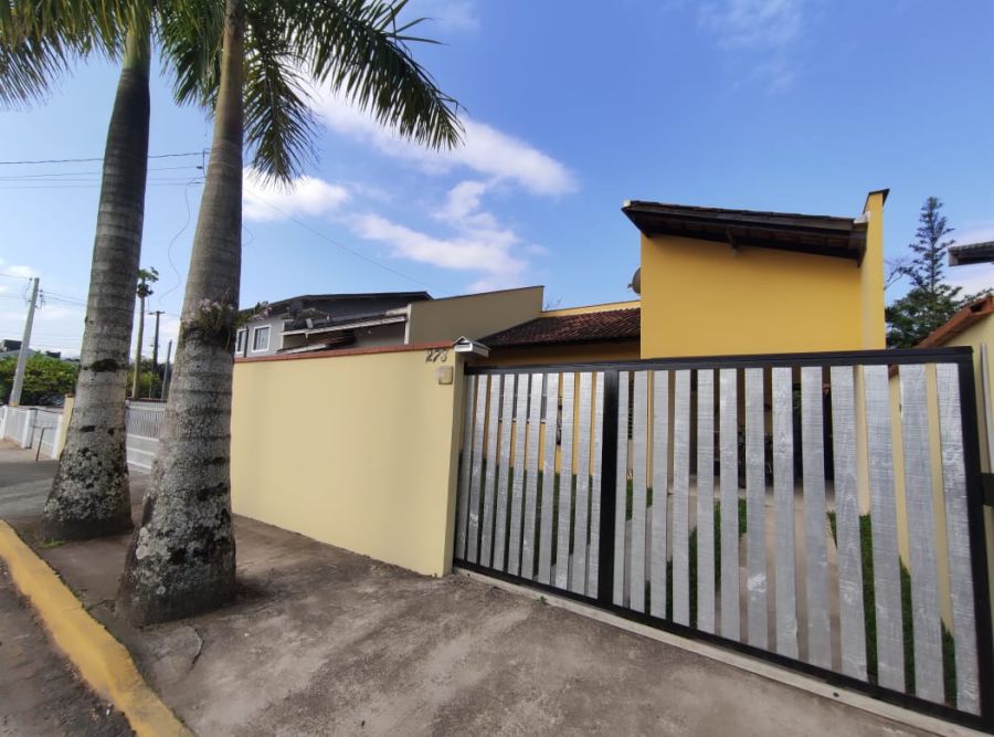 Imagem Casa de meio lote com 3 dormitórios no bairro Ilha da Figueira em Guaramirim