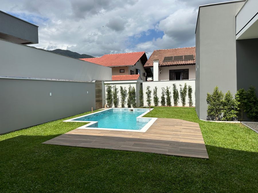 Imagem Casa de Alto Padrão com Piscina à Venda no Bairro Amizade
