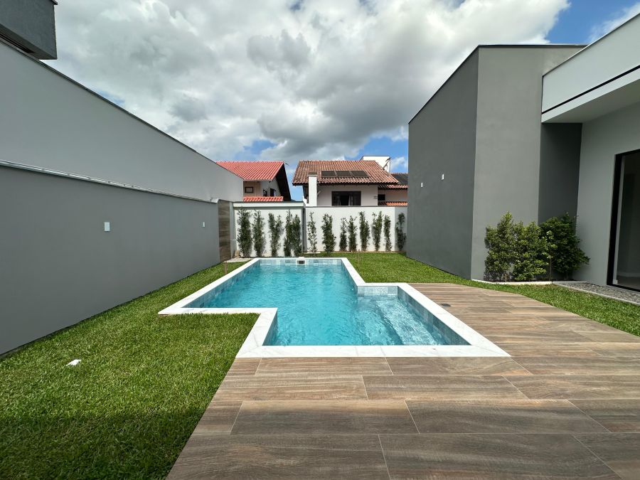 Imagem Casa de Alto Padrão com Piscina à Venda no Bairro Amizade