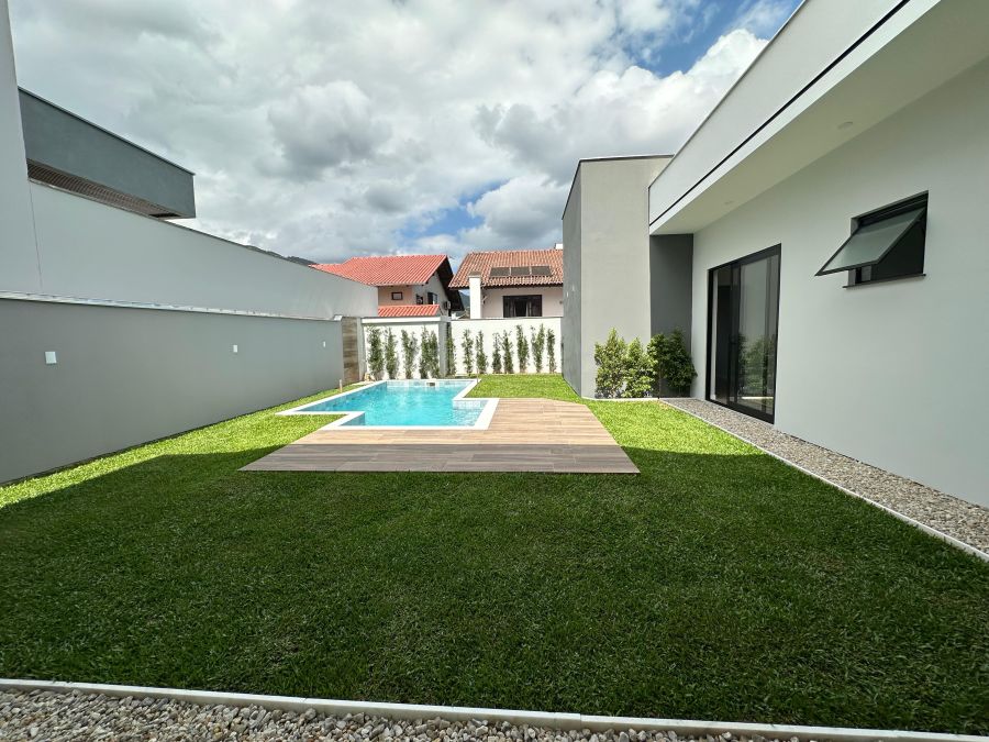 Imagem Casa de Alto Padrão com Piscina à Venda no Bairro Amizade