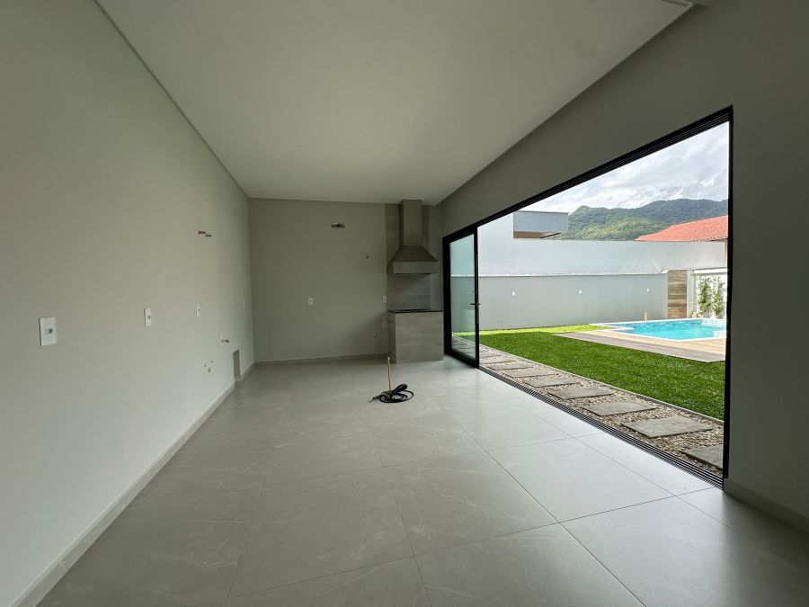 Imagem Casa de Alto Padrão com Piscina à Venda no Bairro Amizade