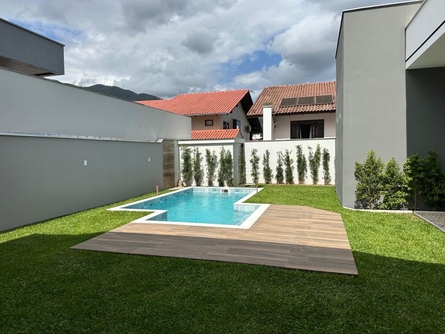 Imagem Casa de Alto Padrão com Piscina à Venda no Bairro Amizade