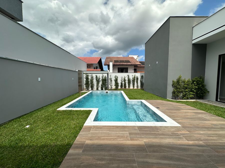 Imagem Casa de Alto Padrão com Piscina à Venda no Bairro Amizade