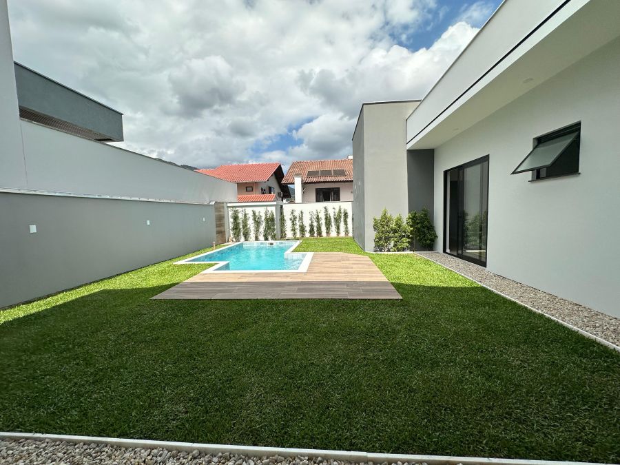 Imagem Casa de Alto Padrão com Piscina à Venda no Bairro Amizade