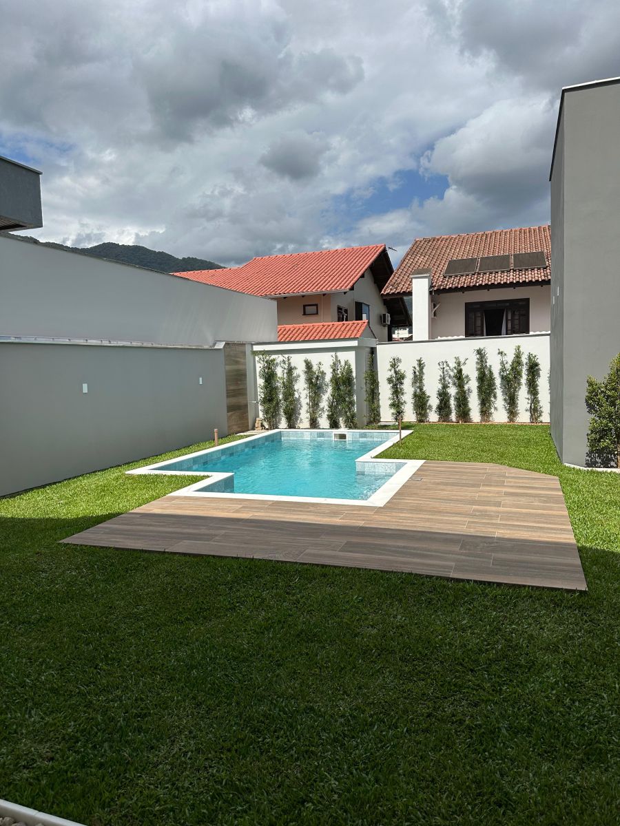 Imagem Casa de Alto Padrão com Piscina à Venda no Bairro Amizade