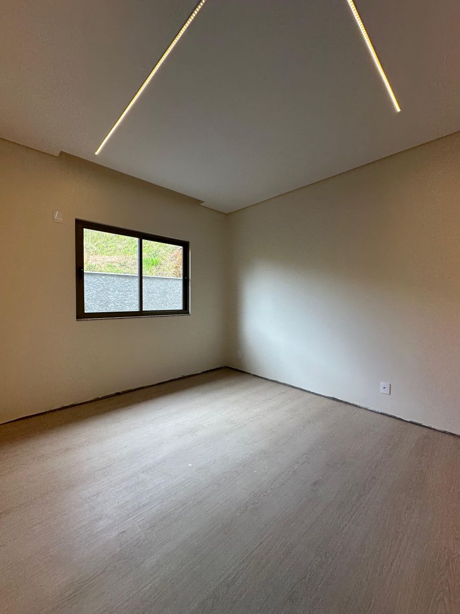 Imagem Casa de Alto Padrão com Piscina à Venda no Bairro Amizade