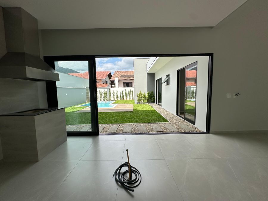 Imagem Casa de Alto Padrão com Piscina à Venda no Bairro Amizade