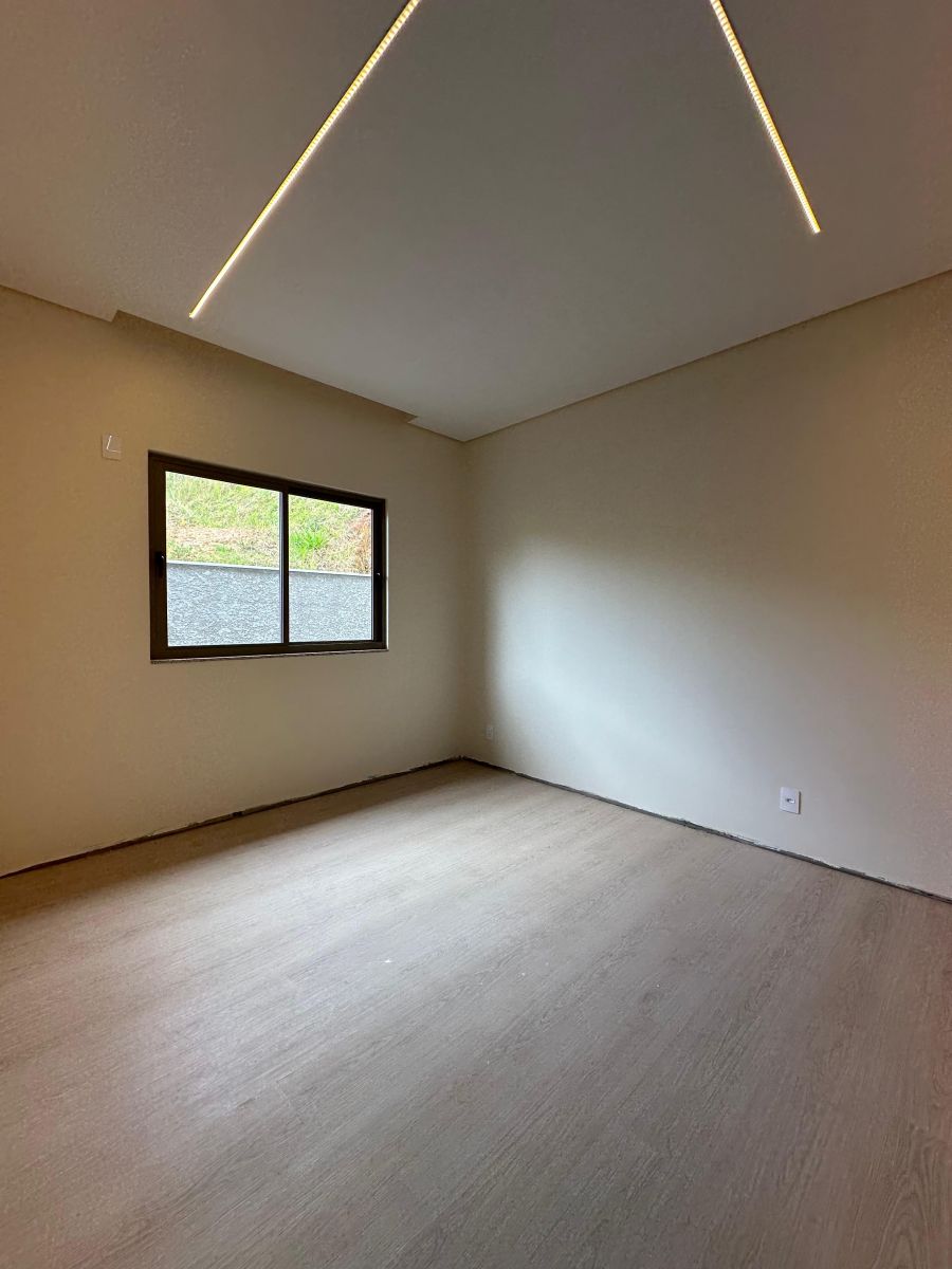 Imagem Casa Alto Padrão à venda no Bairro - 181m2