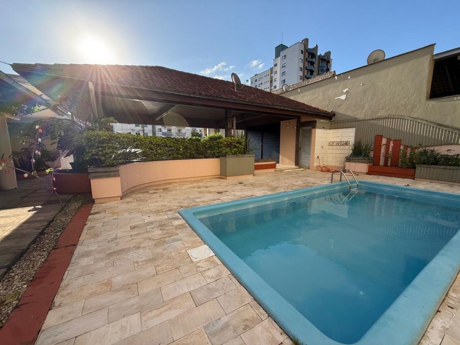 Imagem Amplo terreno com casa à venda no centro de Jaraguá do Sul - com grande potencial para prédio residencial ou comercial