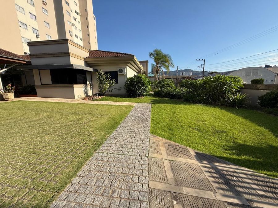 Imagem Amplo terreno com casa à venda no centro de Jaraguá do Sul - com grande potencial para prédio residencial ou comercial