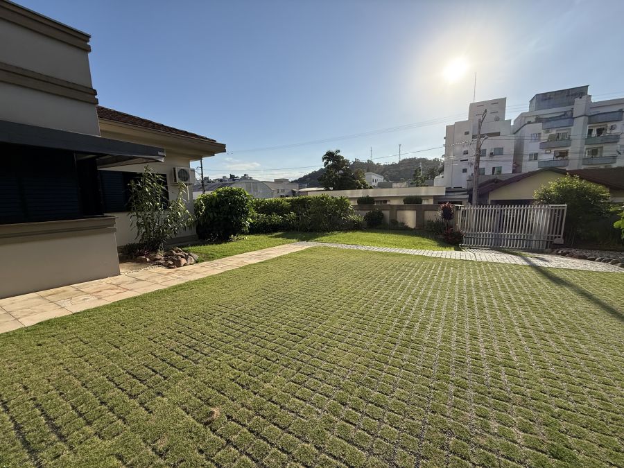 Imagem Amplo terreno com casa à venda no centro de Jaraguá do Sul - com grande potencial para prédio residencial ou comercial
