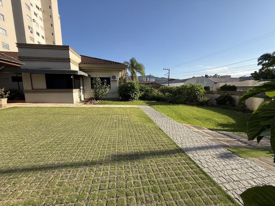 Imagem principal Amplo terreno com casa à venda no centro de Jaraguá do Sul - com grande potencial para prédio residencial ou comercial