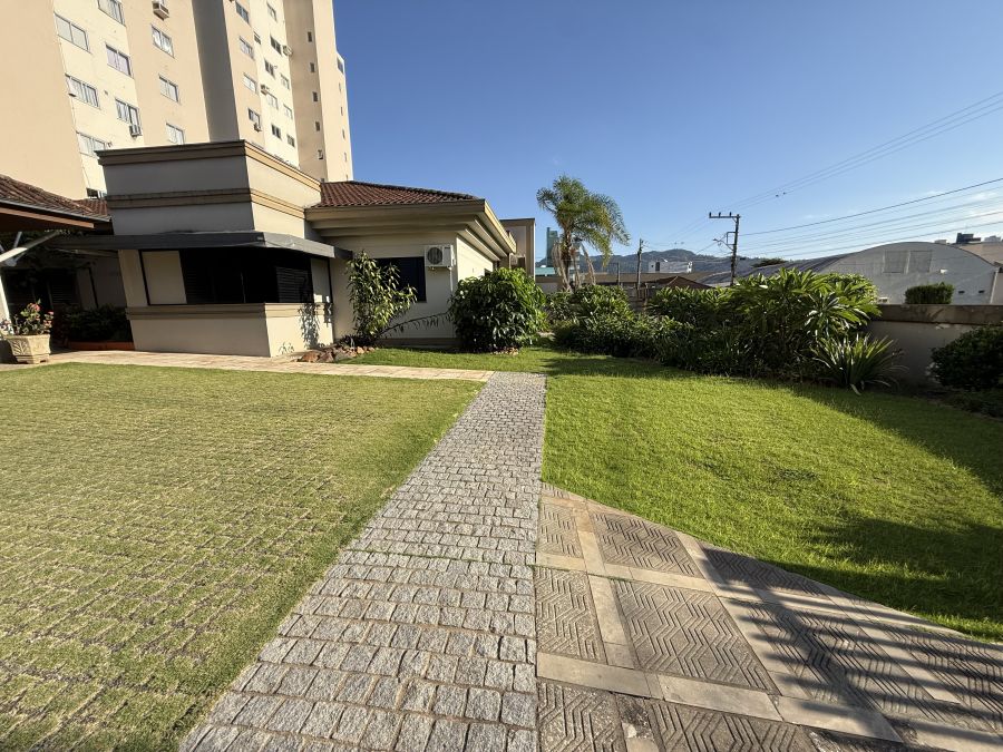 Imagem Amplo terreno com casa à venda no centro de Jaraguá do Sul - com grande potencial para prédio residencial ou comercial
