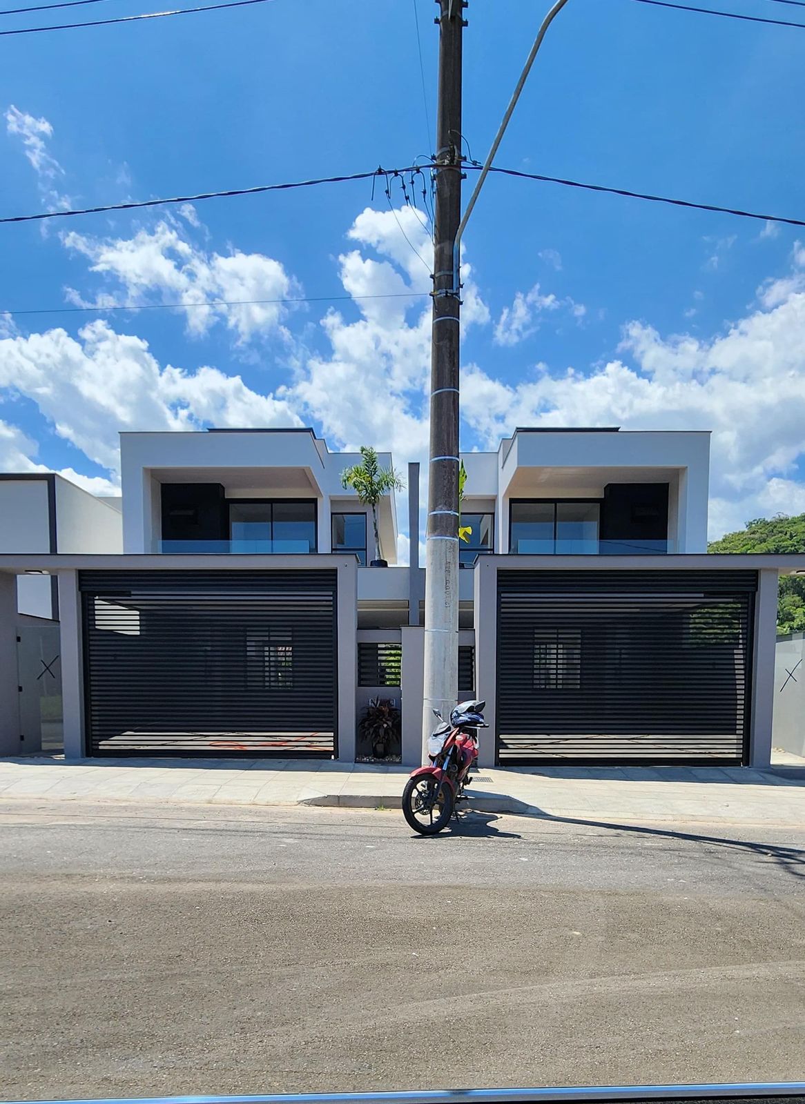 Geminado Suíte + 2 quartos - 2 vagas de garagem lado a lado.