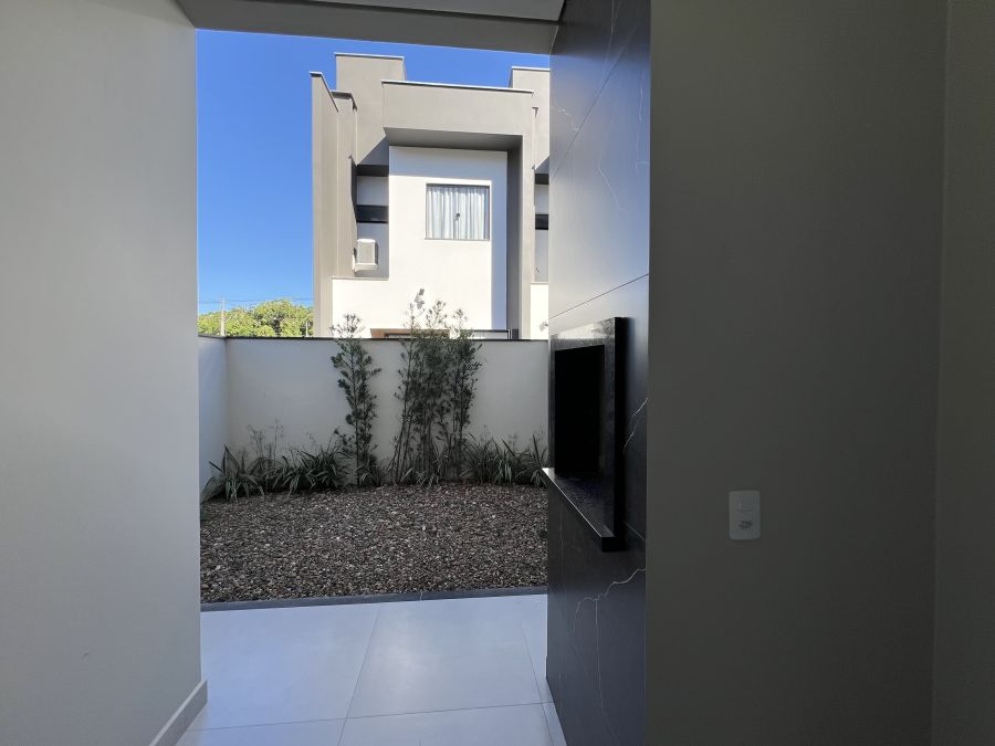 Imagem Linda Casa Geminada com 2 Suítes - Oportunidade Única