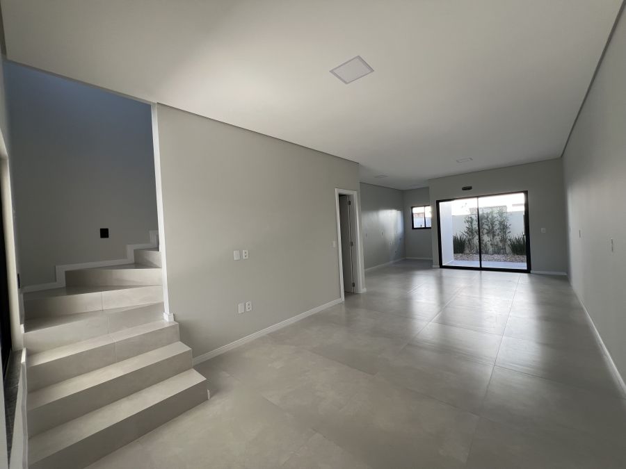 Imagem Linda Casa Geminada com 1 Suíte + 2 Dormitórios - Oportunidade Única