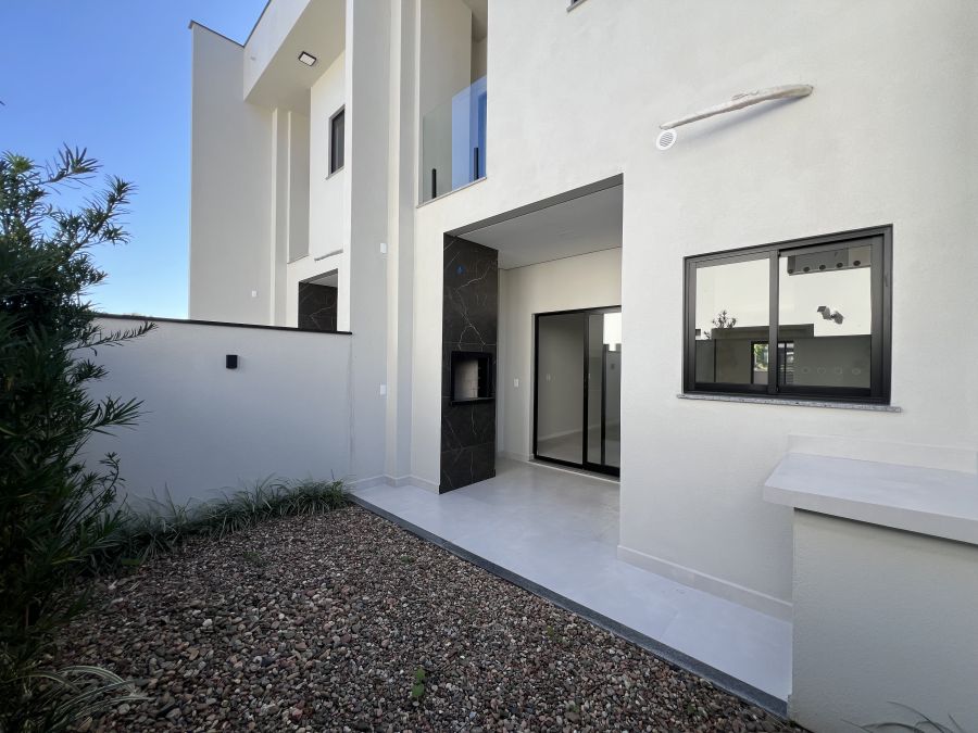 Imagem Linda Casa Geminada com 1 Suíte + 2 Dormitórios - Oportunidade Única