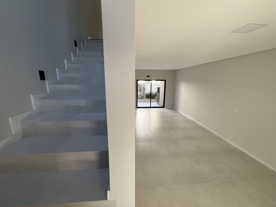 Imagem Linda Casa Geminada com 1 Suíte + 2 Dormitórios - Oportunidade Única