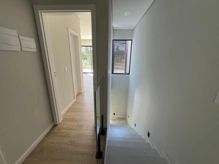 Imagem Linda Casa Geminada com 1 Suíte + 2 Dormitórios - Oportunidade Única