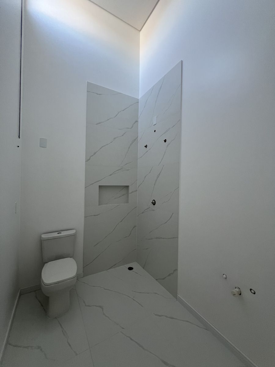 Imagem Linda Casa Geminada com 1 Suíte + 2 Dormitórios - Oportunidade Única