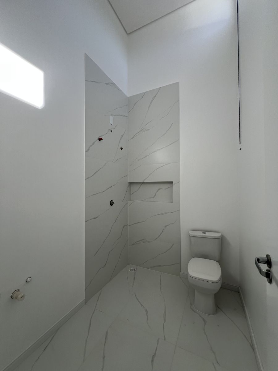 Imagem Linda Casa Geminada com 1 Suíte + 2 Dormitórios - Oportunidade Única
