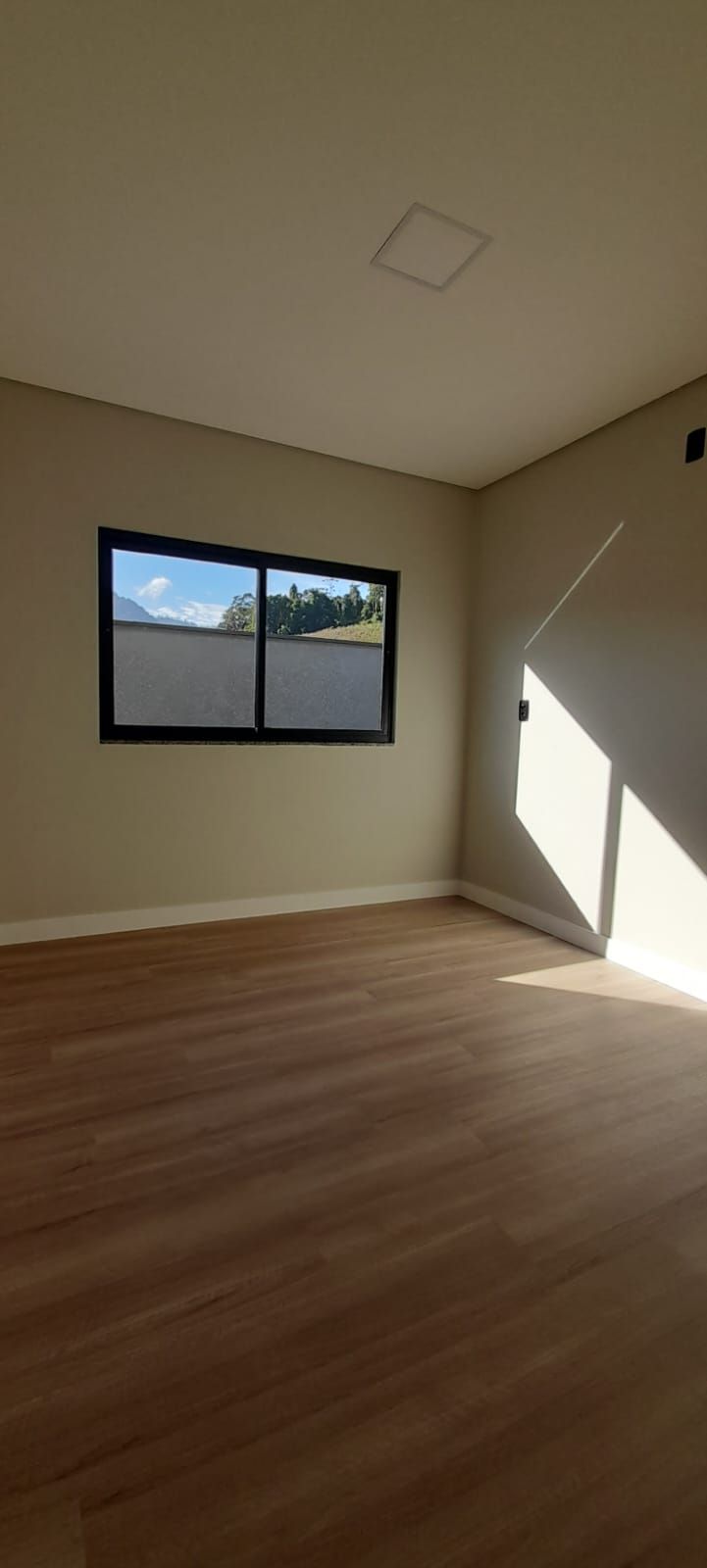 Imagem Geminado no Residencial Lótus com 2 suítes + dormitório e 162,50m² à venda no bairro Barra do rio cerro I em Jaraguá do Sul