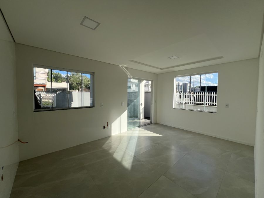 Imagem Linda Casa Geminada com 3 Dormitórios em Localização Privilegiada