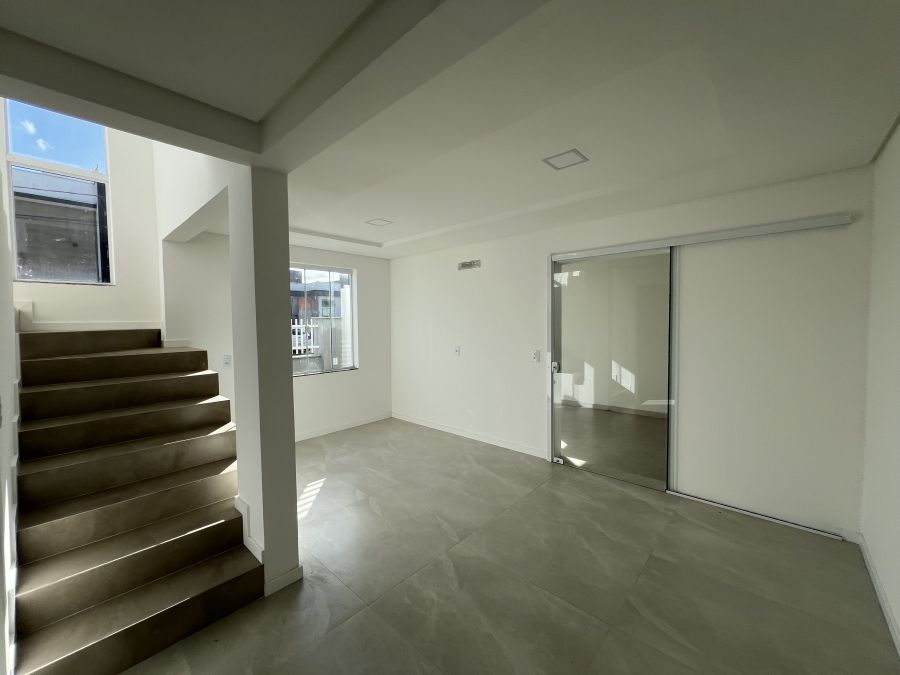 Imagem Linda Casa Geminada com 3 Dormitórios em Localização Privilegiada