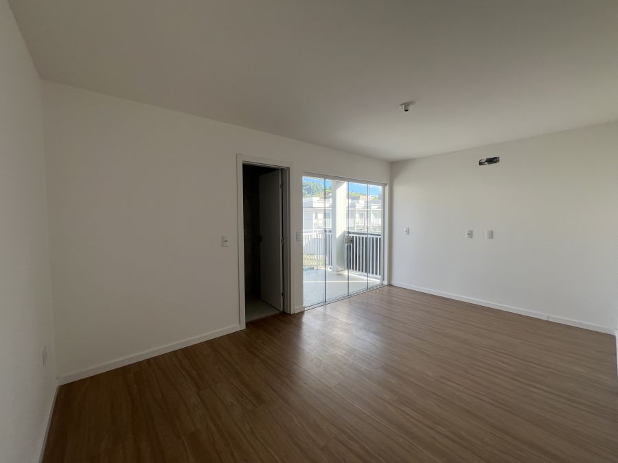 Imagem Linda Casa Geminada com 3 Dormitórios em Localização Privilegiada