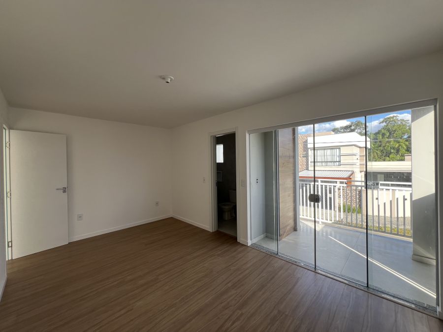 Imagem Linda Casa Geminada com 3 Dormitórios em Localização Privilegiada