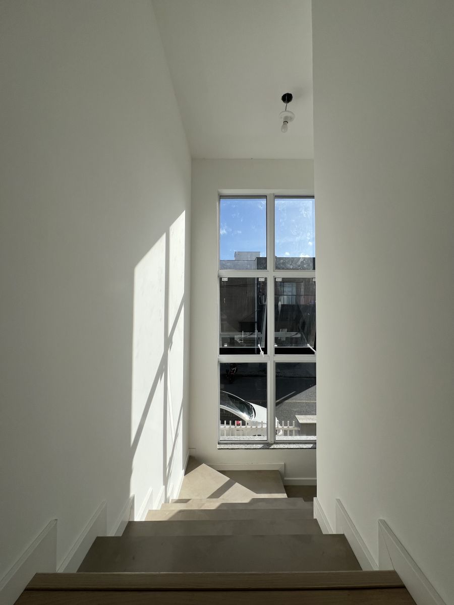 Imagem Linda Casa Geminada com 3 Dormitórios em Localização Privilegiada