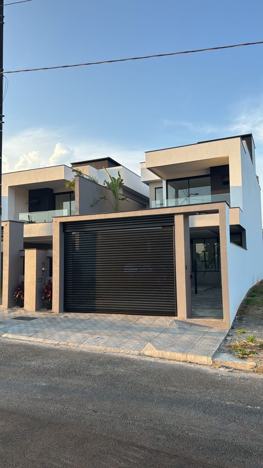 Imagem Geminado Suíte + 2 quartos - 2 vagas de garagem lado a lado.