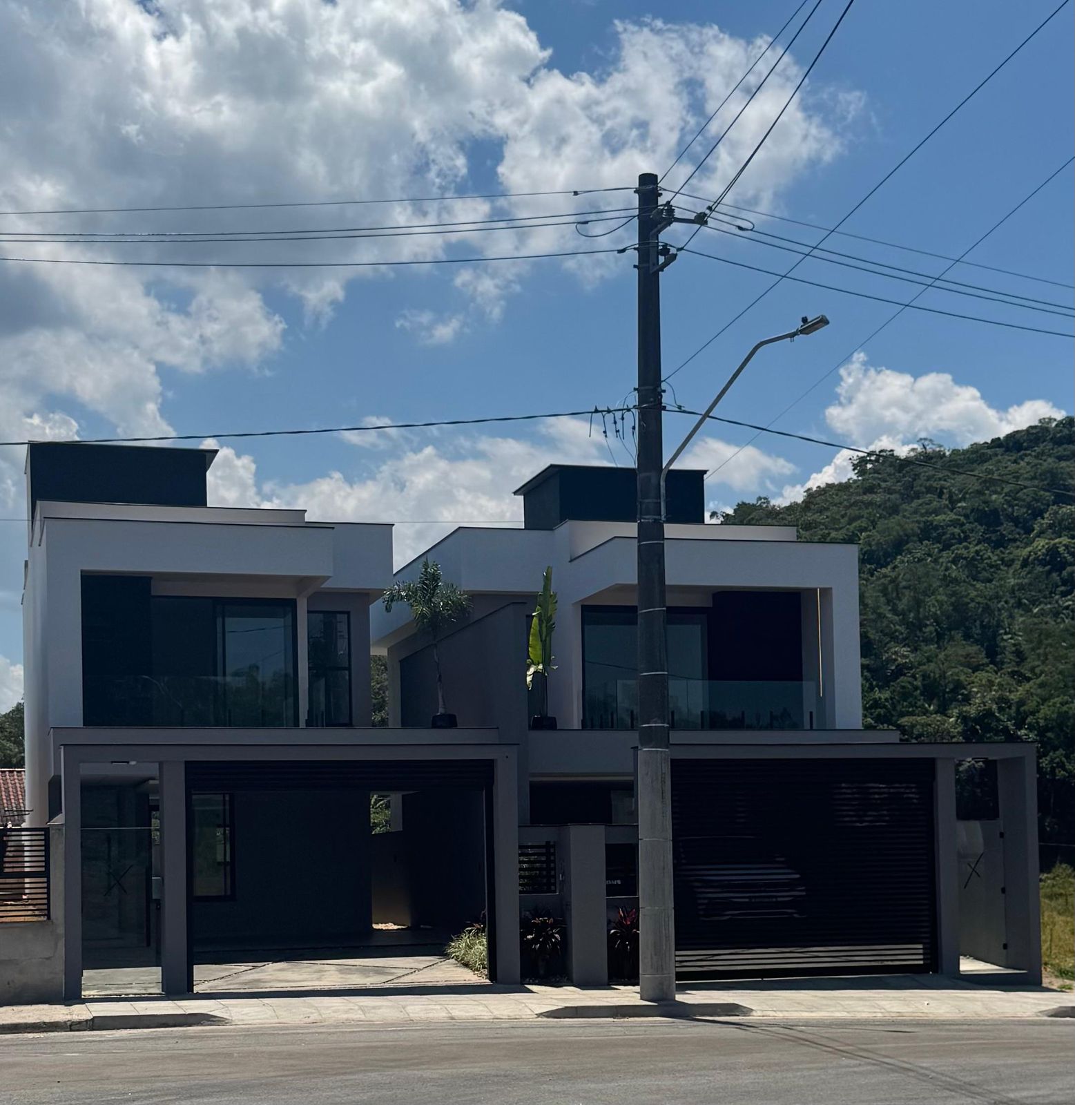 Imagem Geminado Suíte + 2 quartos - 2 vagas de garagem lado a lado.