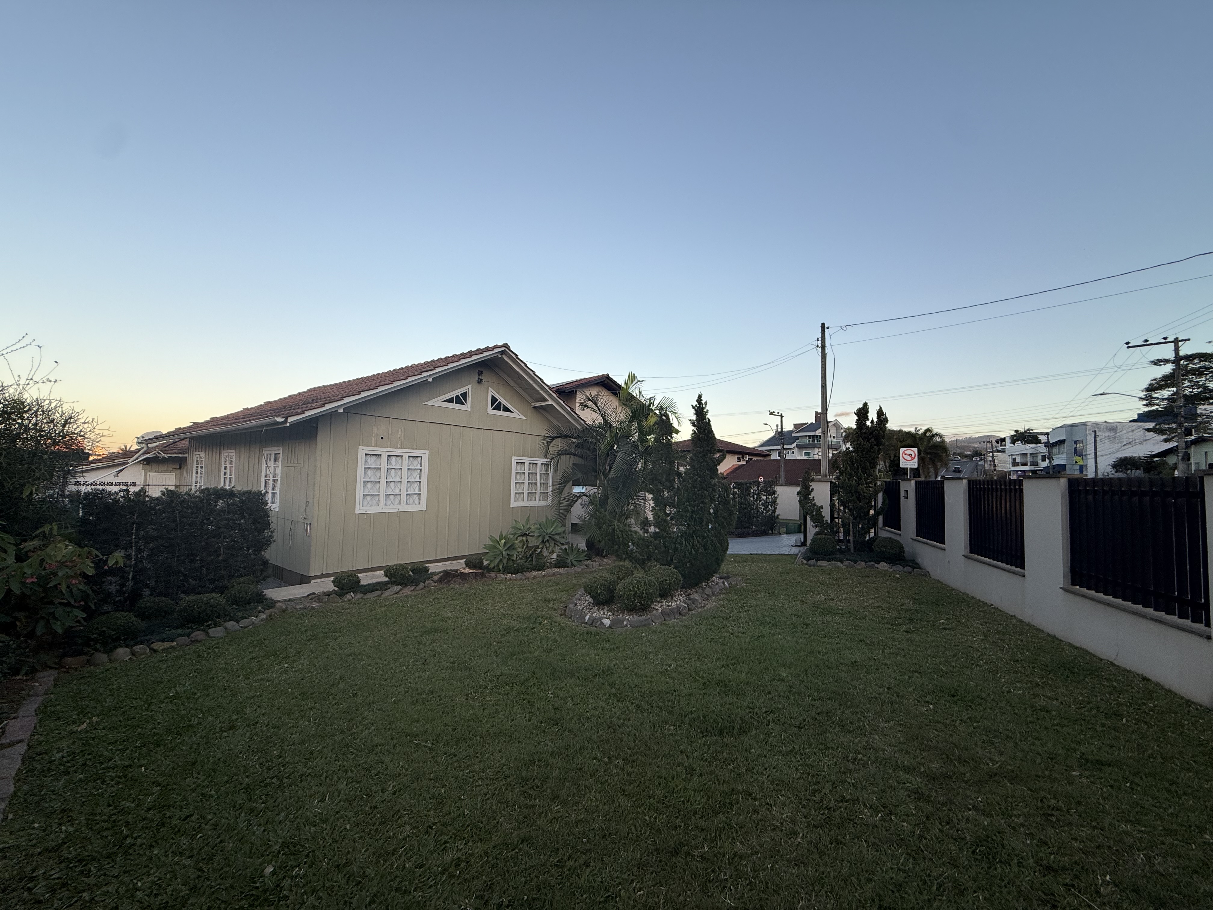 Imagem Terreno 924 m² com 2 casas – Ideal para ponto comercial no bairro Vila Lenzi