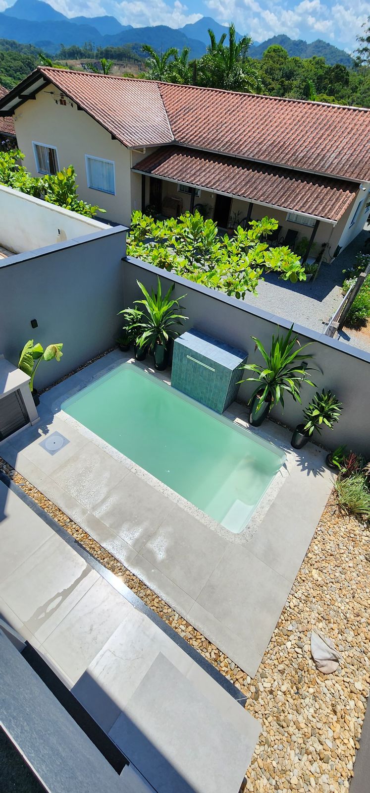 Imagem Geminado Suíte + 2 quartos - 2 vagas de garagem lado a lado.