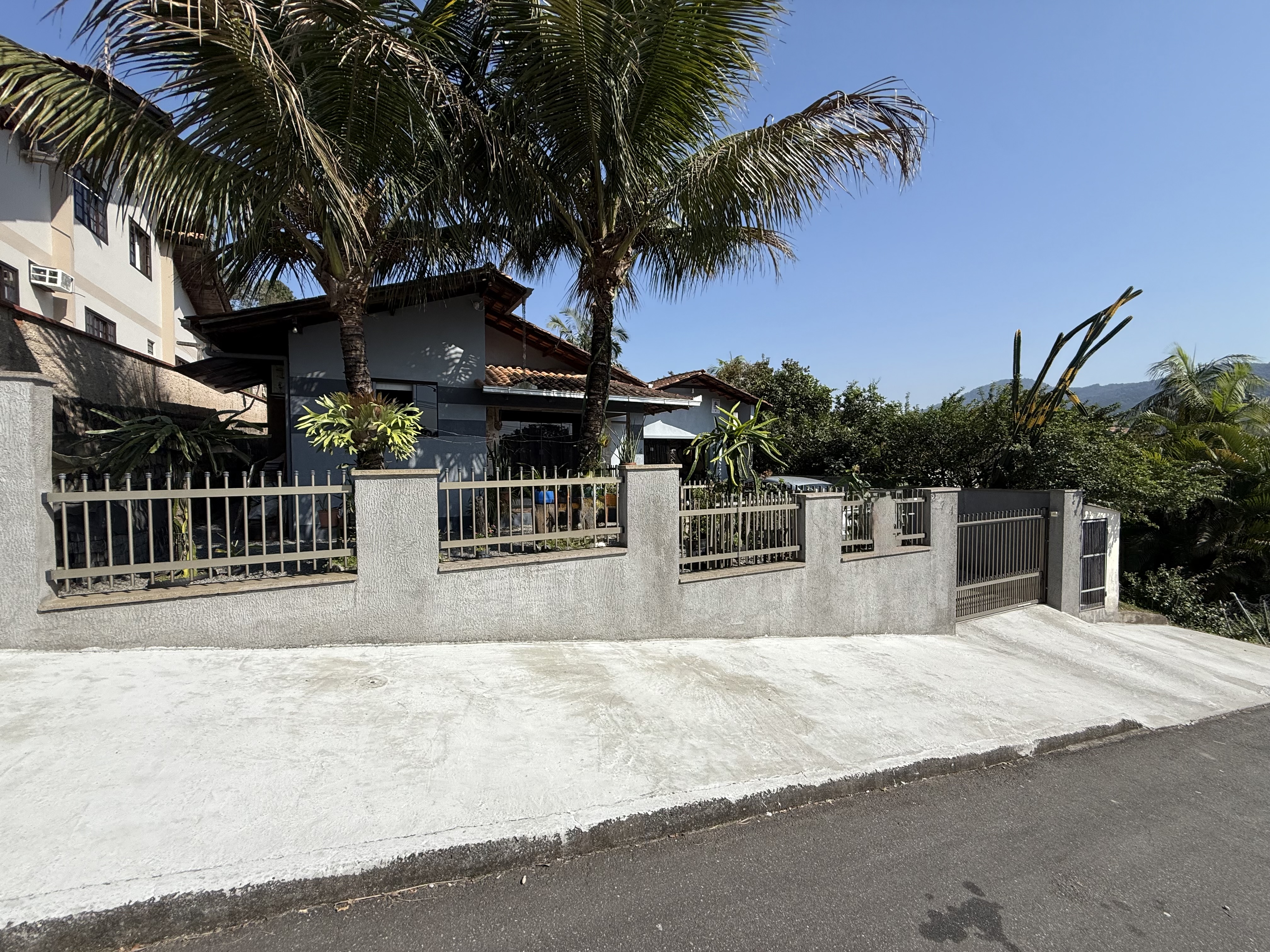 Casa no bairro Ilha da Figueira com 3 dormitórios e amplo quintal