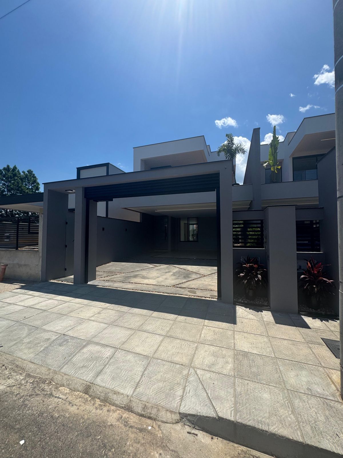 Imagem Geminado Suíte + 2 quartos - 2 vagas de garagem lado a lado.