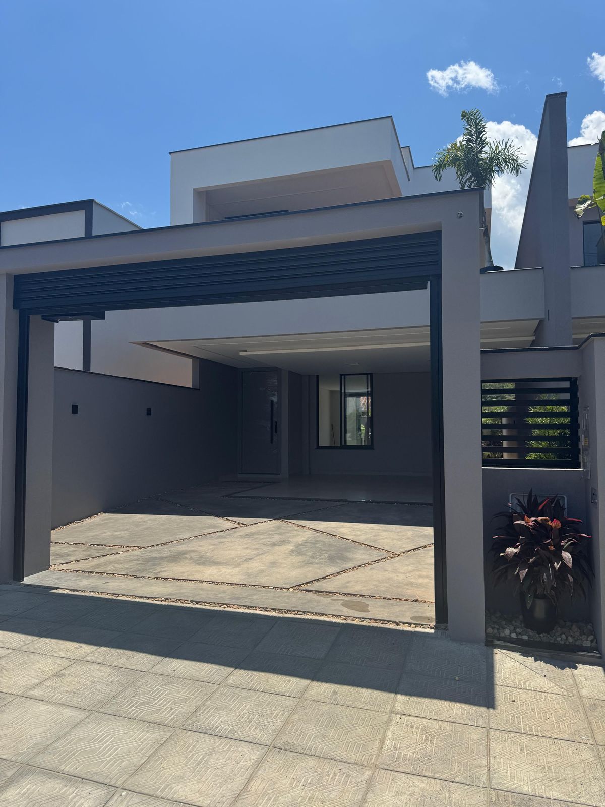 Imagem Geminado Suíte + 2 quartos - 2 vagas de garagem lado a lado.