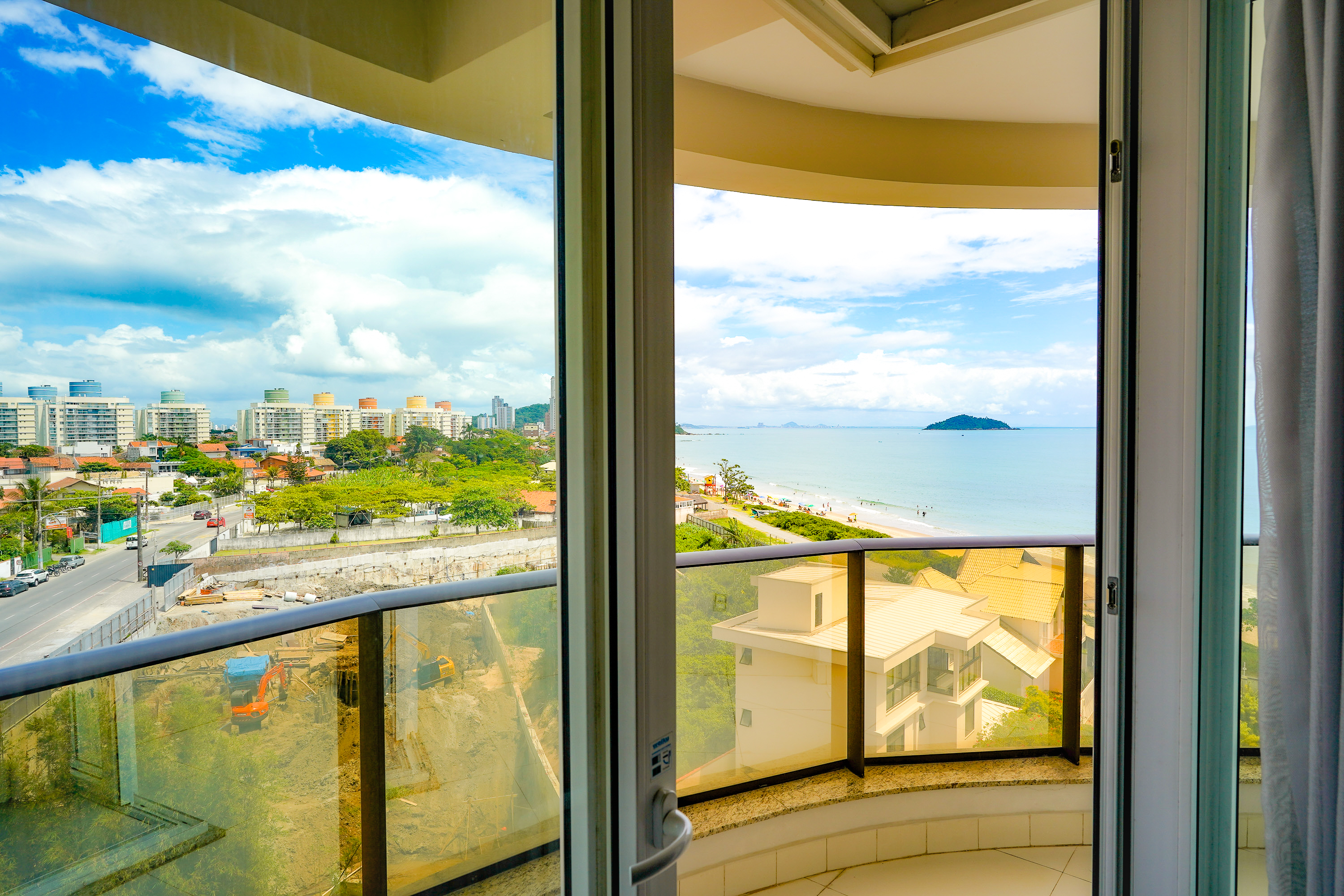 Imagem Cobertura Duplex no Residencial Sunrise em Penha / Alto Padrão - Frente para o mar - Mobiliado - Quadra do Mar