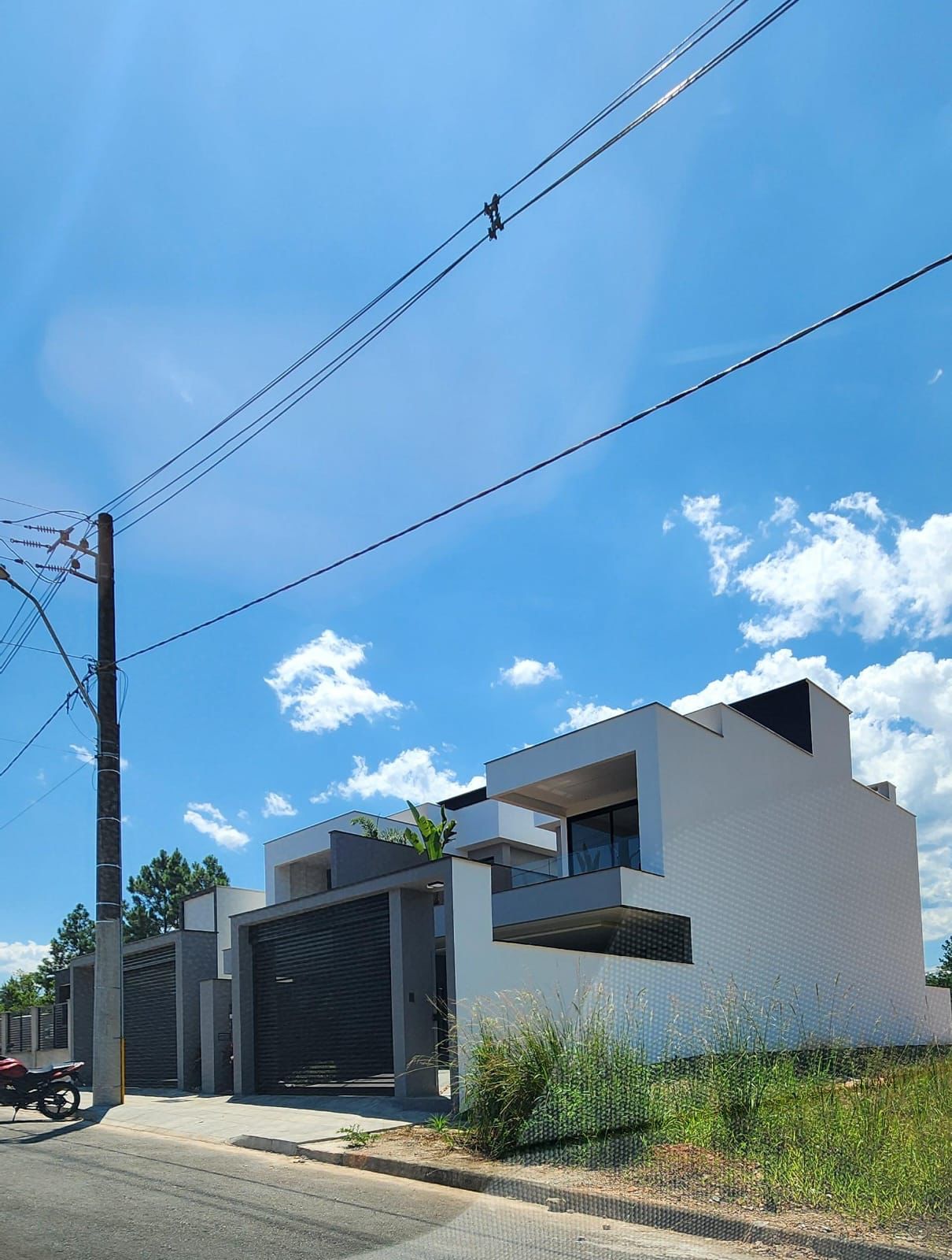 Imagem Geminado Suíte + 2 quartos - 2 vagas de garagem lado a lado.