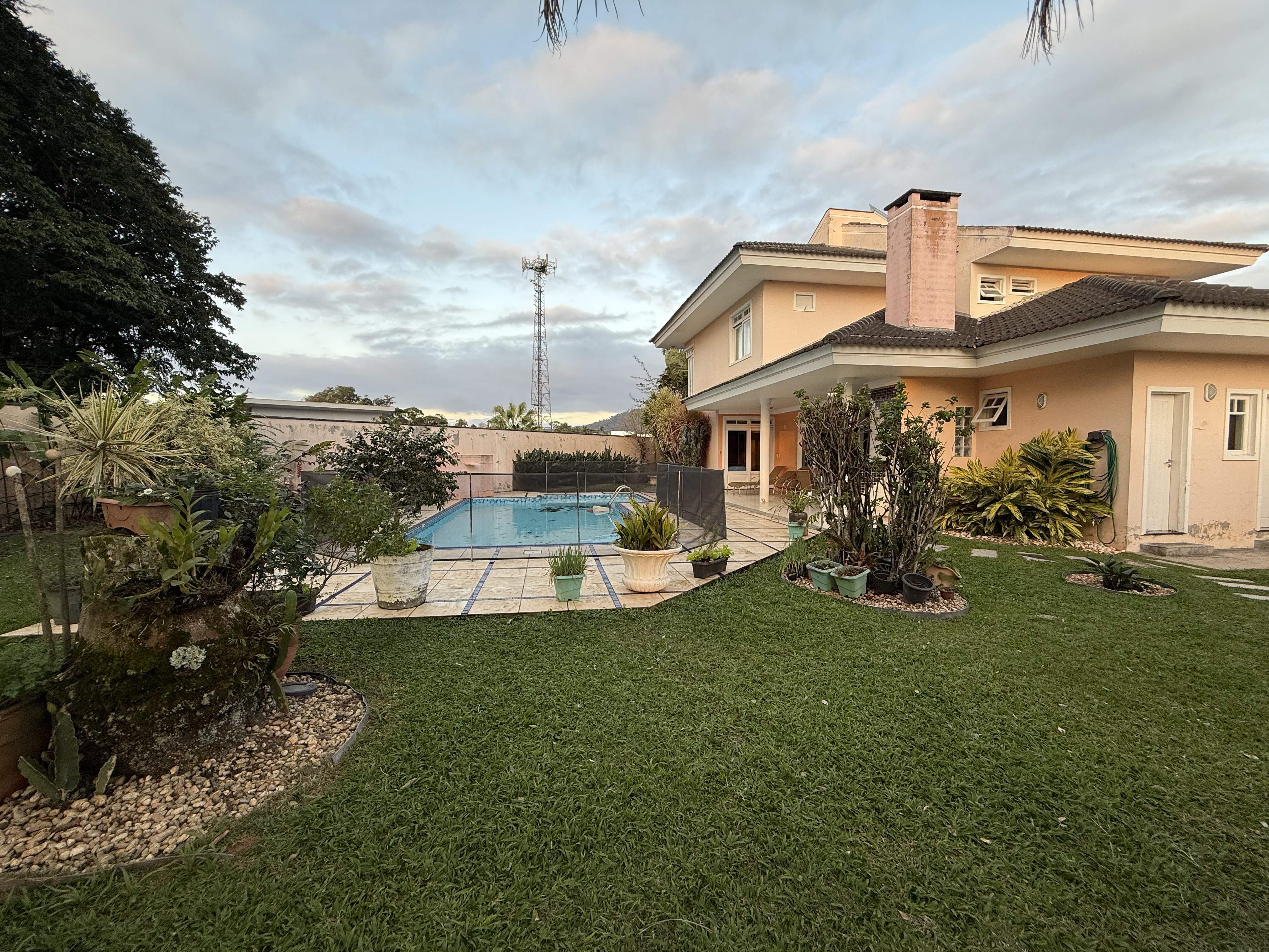 Imagem principal Casa à venda em Jaraguá do Sul (Jaraguá Esquerdo) | 1 suíte, 4 quartos, 2 vagas