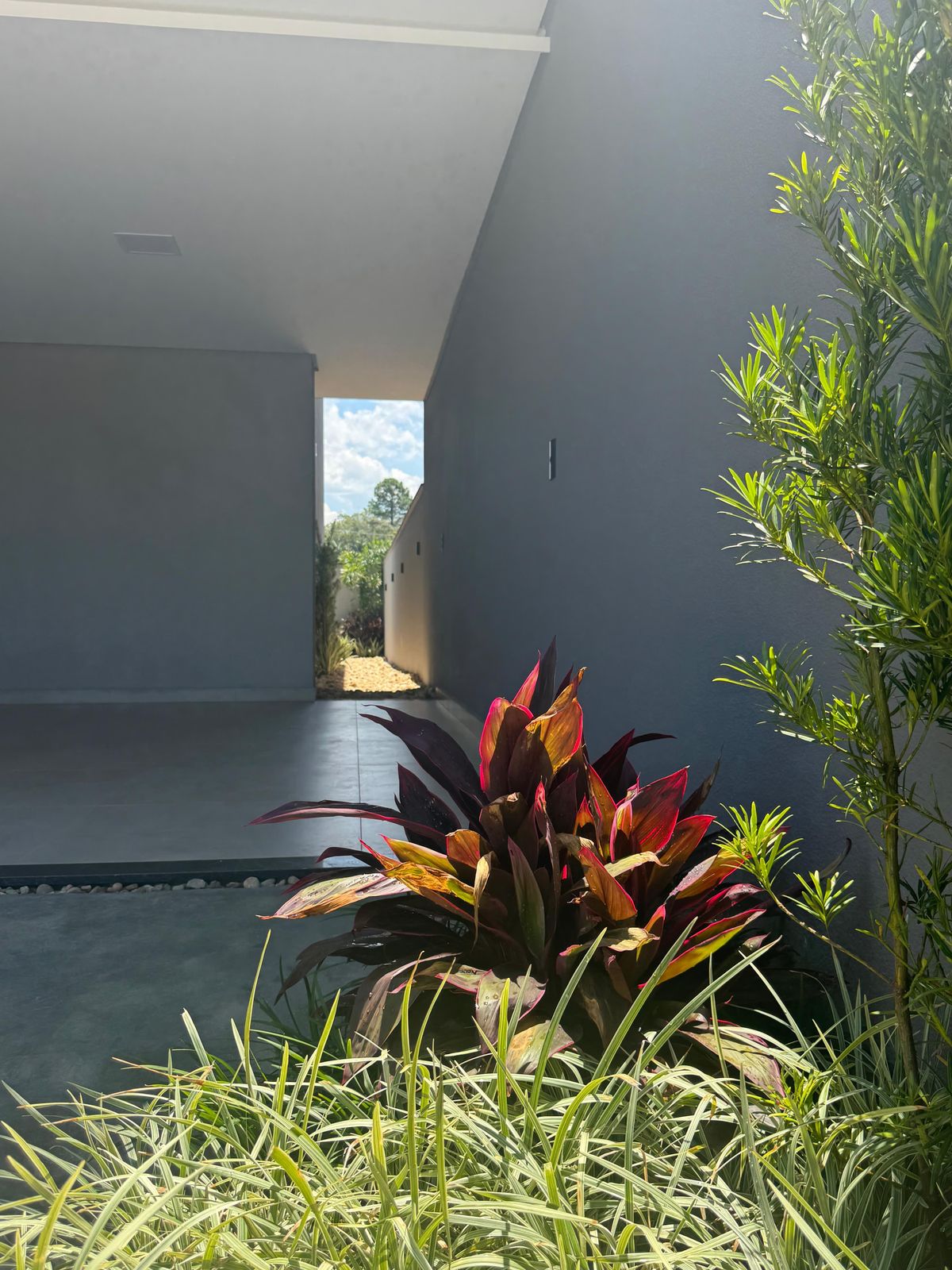 Imagem Geminado Suíte + 2 quartos - 2 vagas de garagem lado a lado.