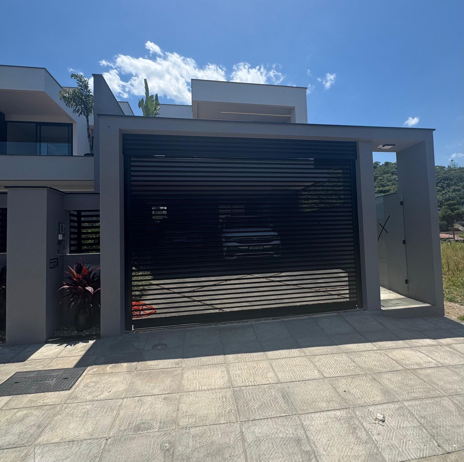 Imagem Geminado Suíte + 2 quartos - 2 vagas de garagem lado a lado.