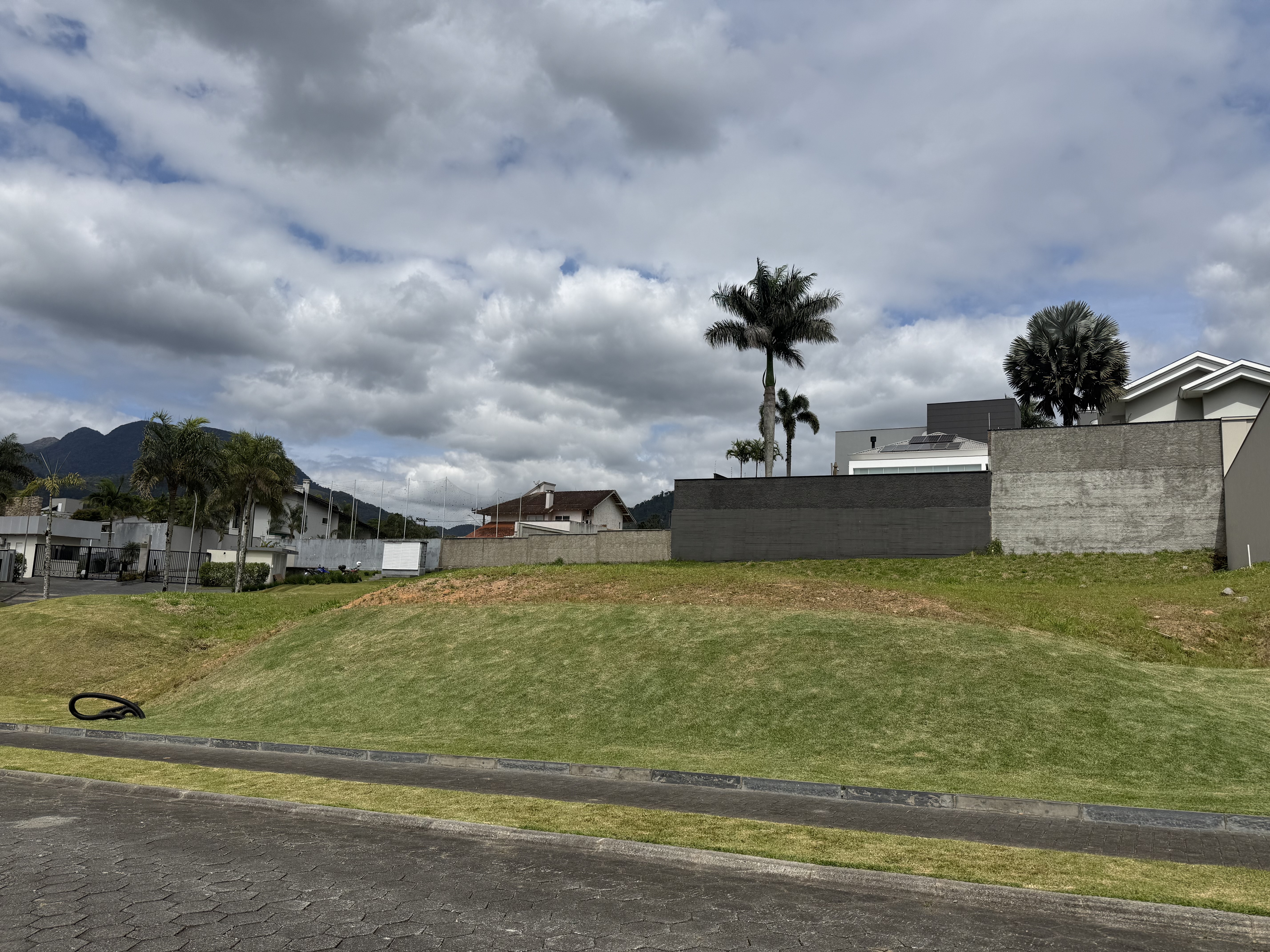 Imagem Terreno à venda no Condomínio Dal Lago – 899 m² em bairro nobre de Jaraguá do Sul